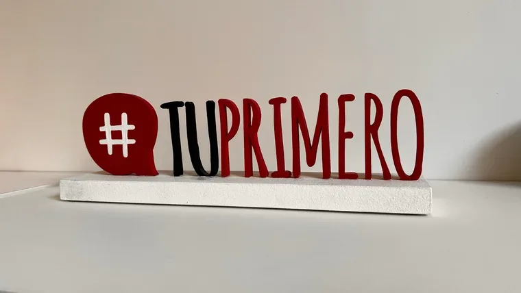 Maqueta física del logo del método #TúPrimero®